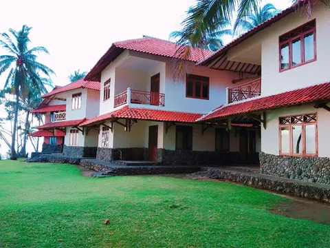 Inspector melakukan Ultrasonic Testing dengan alat UT